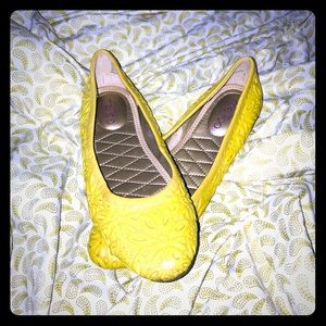 Brand new Me Too Floral mustard flats size 7.5!!